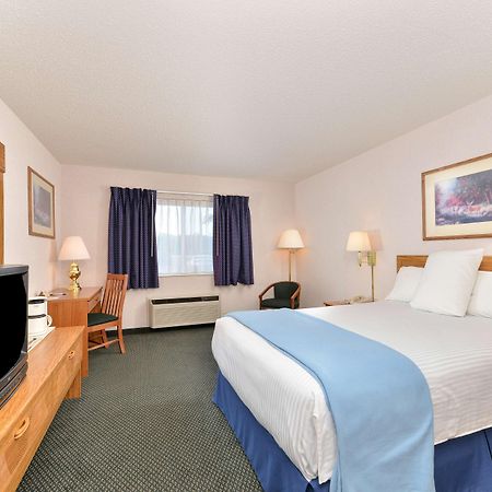 Americas Best Value Inn & Suites - Tahquamenon Country Newberry Екстериор снимка