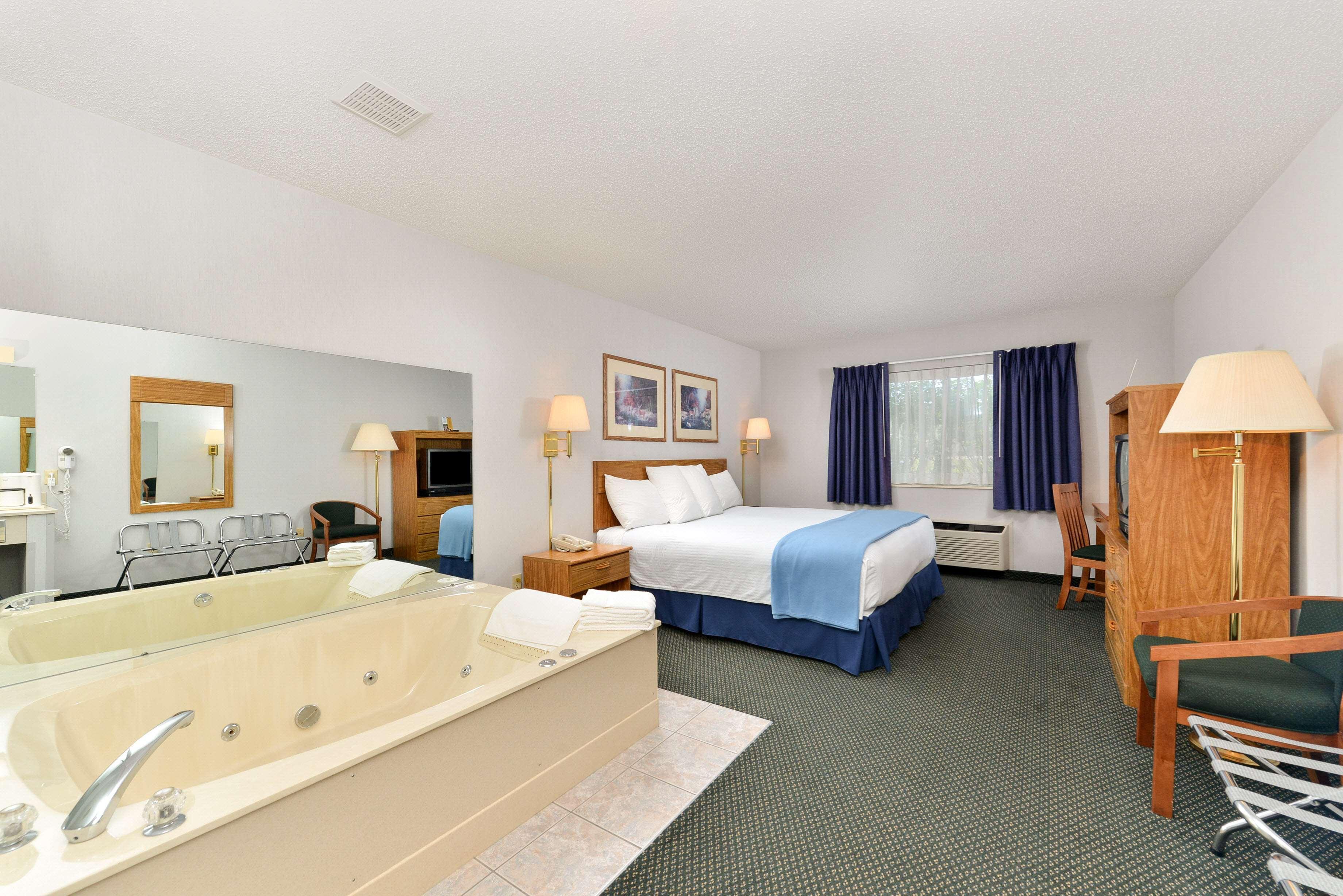 Americas Best Value Inn & Suites - Tahquamenon Country Newberry Екстериор снимка