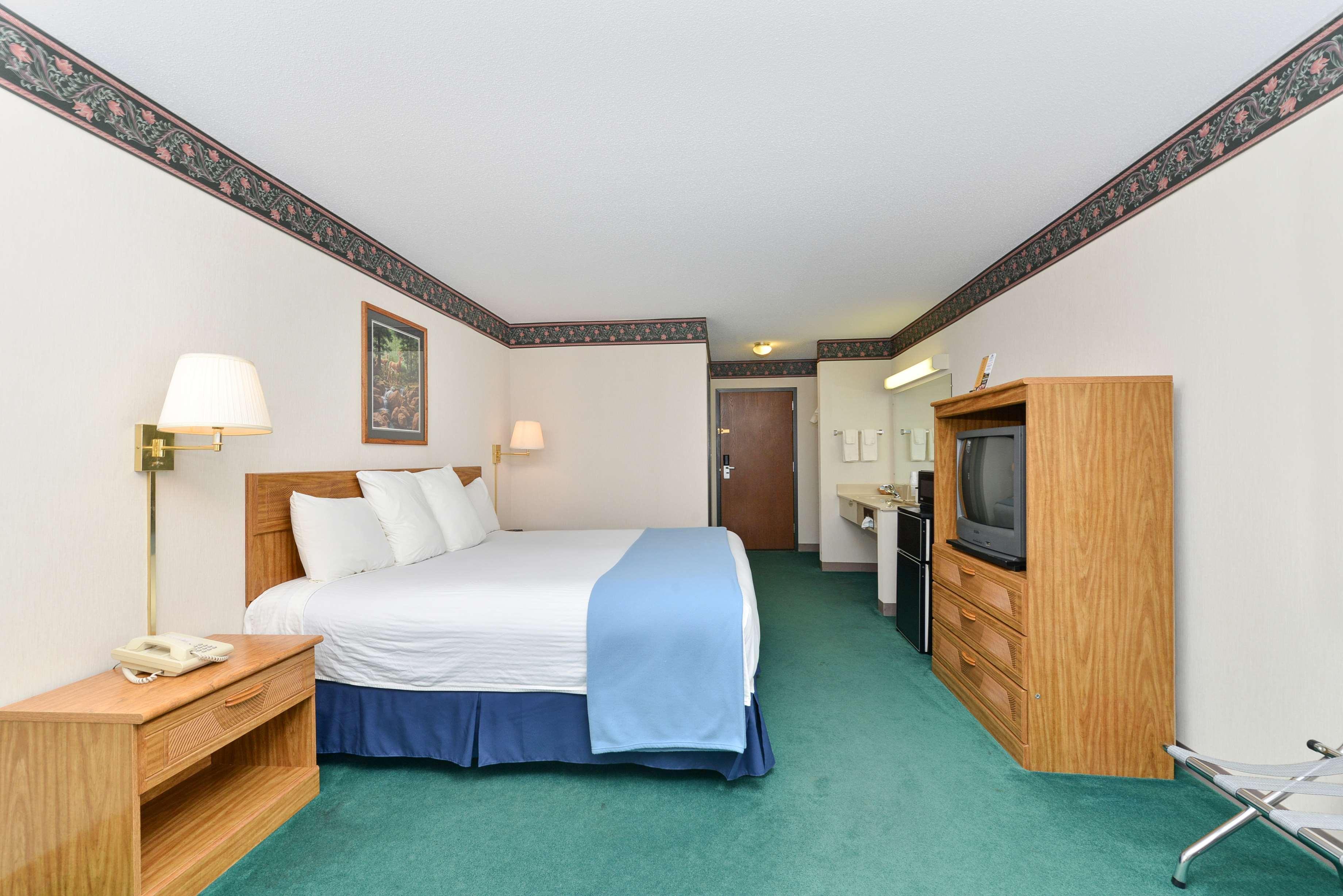 Americas Best Value Inn & Suites - Tahquamenon Country Newberry Екстериор снимка