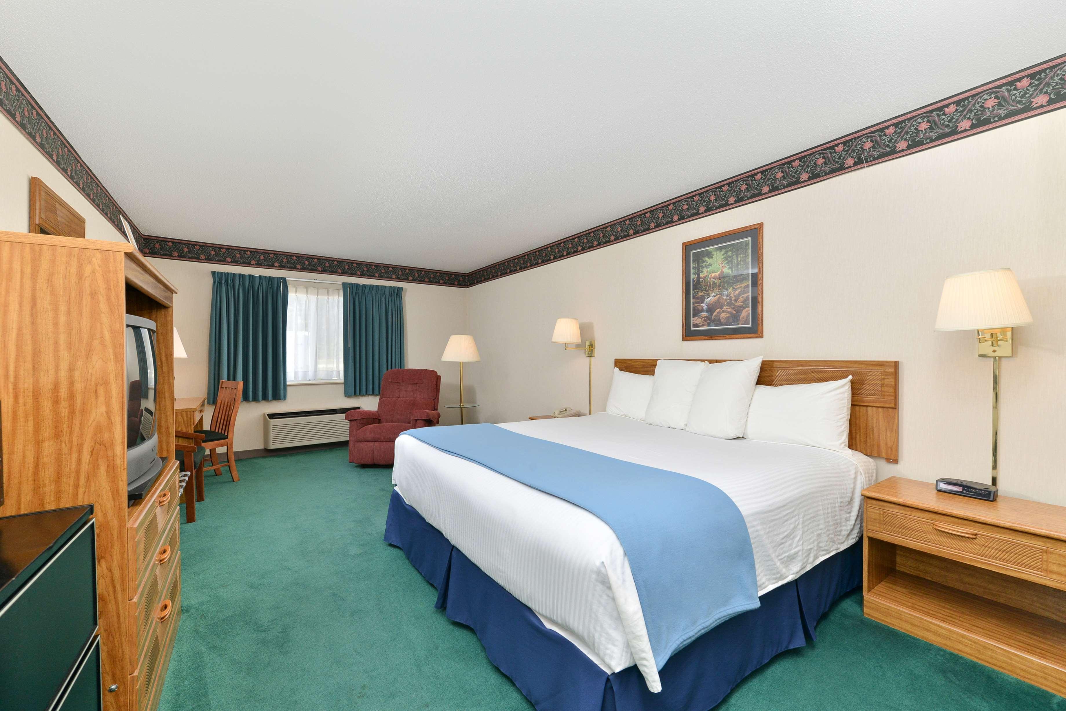 Americas Best Value Inn & Suites - Tahquamenon Country Newberry Екстериор снимка