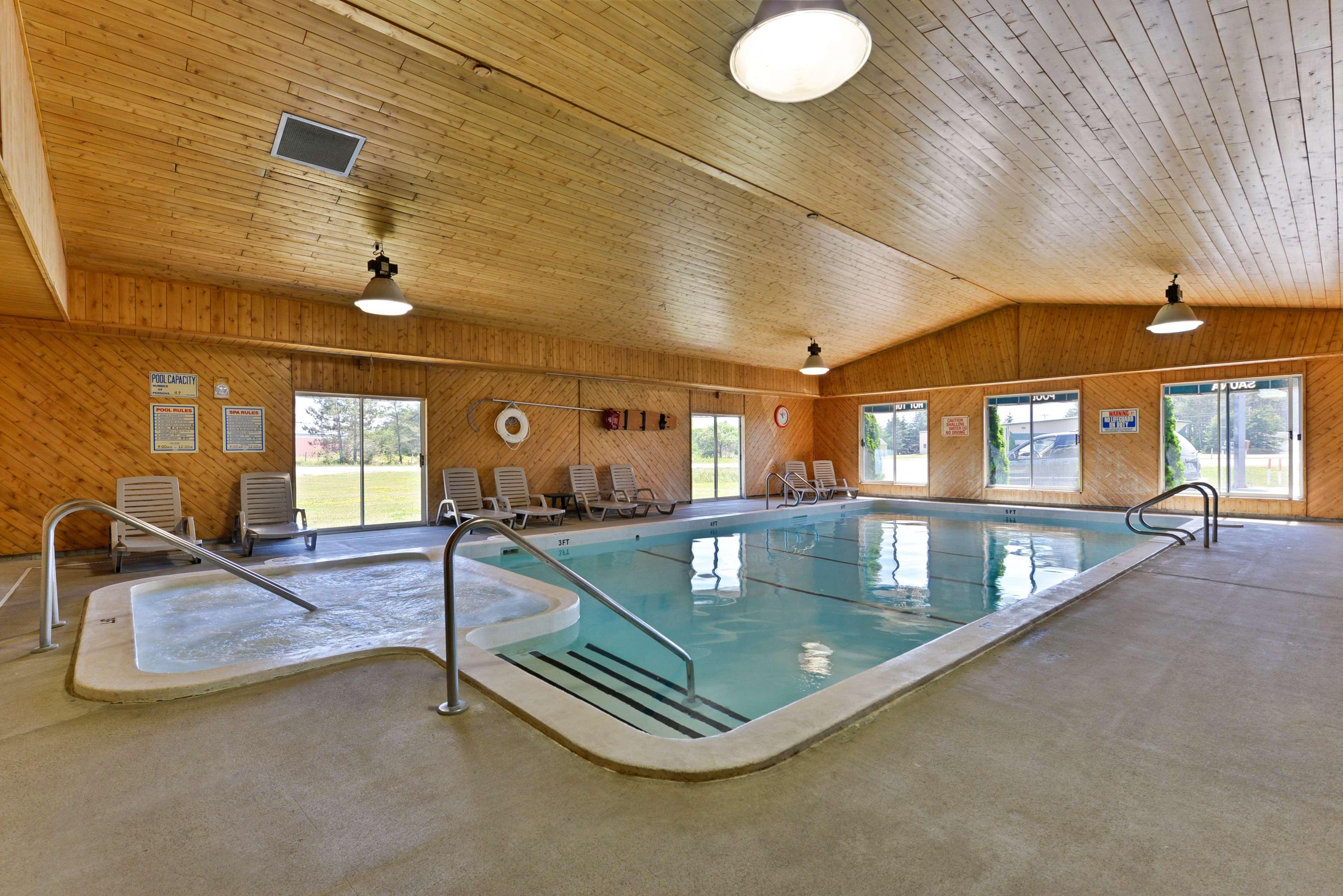 Americas Best Value Inn & Suites - Tahquamenon Country Newberry Екстериор снимка