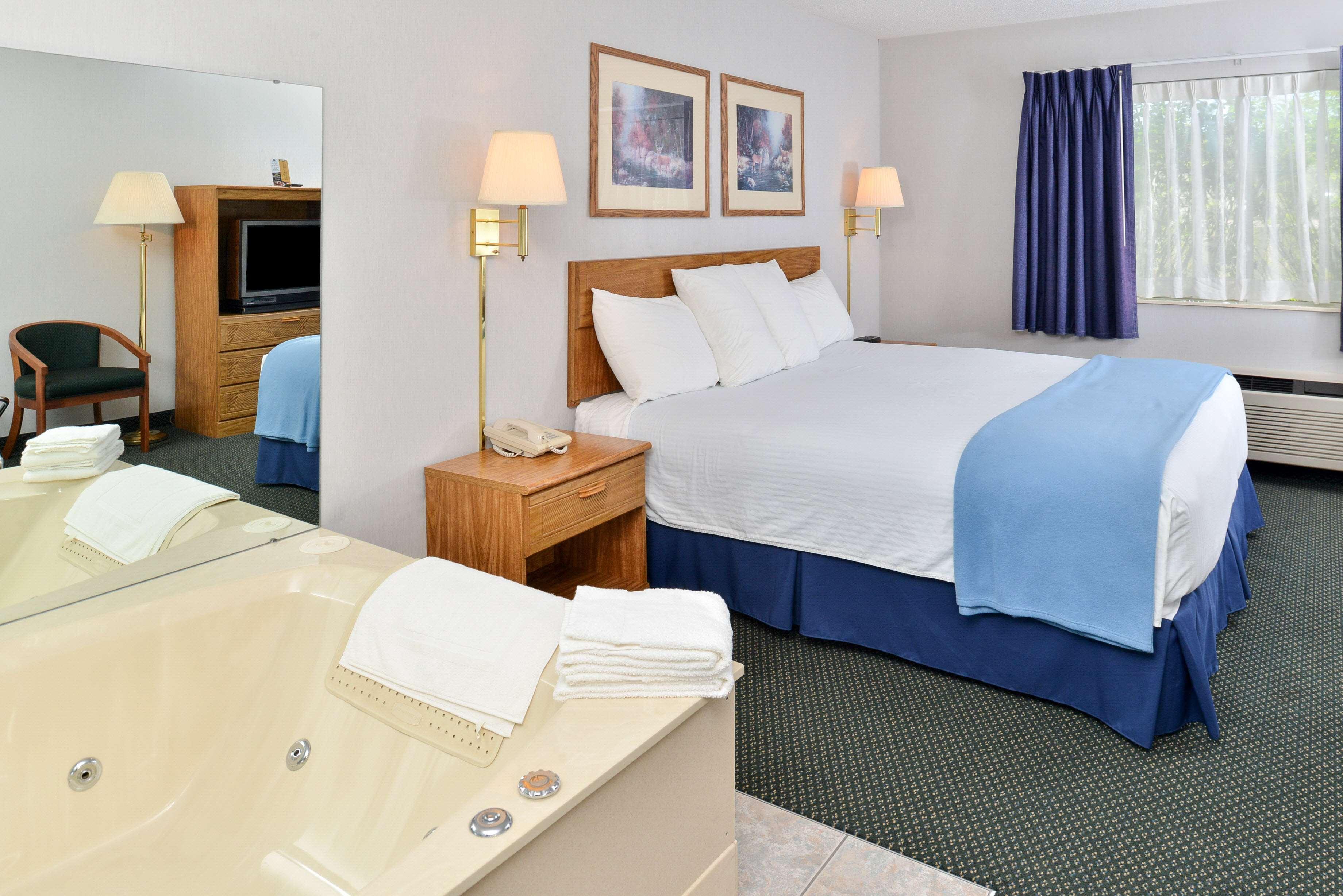Americas Best Value Inn & Suites - Tahquamenon Country Newberry Екстериор снимка
