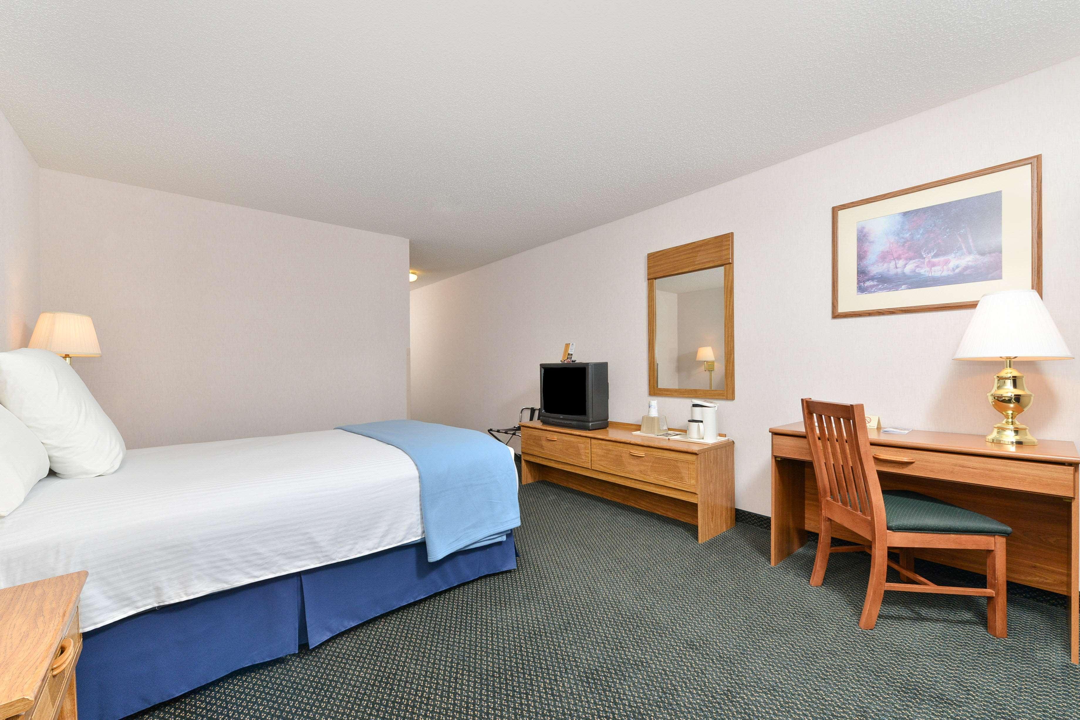 Americas Best Value Inn & Suites - Tahquamenon Country Newberry Екстериор снимка