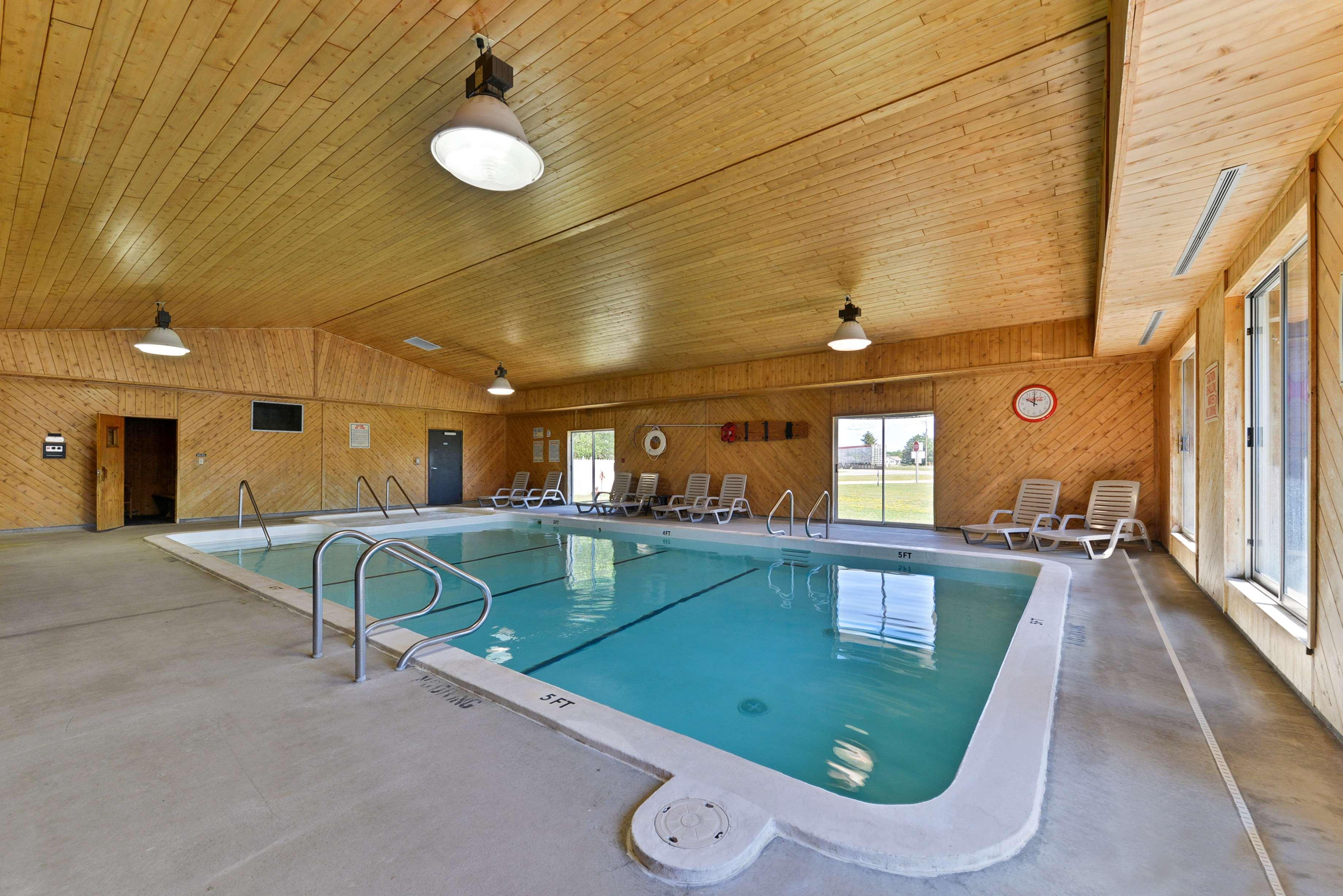 Americas Best Value Inn & Suites - Tahquamenon Country Newberry Екстериор снимка