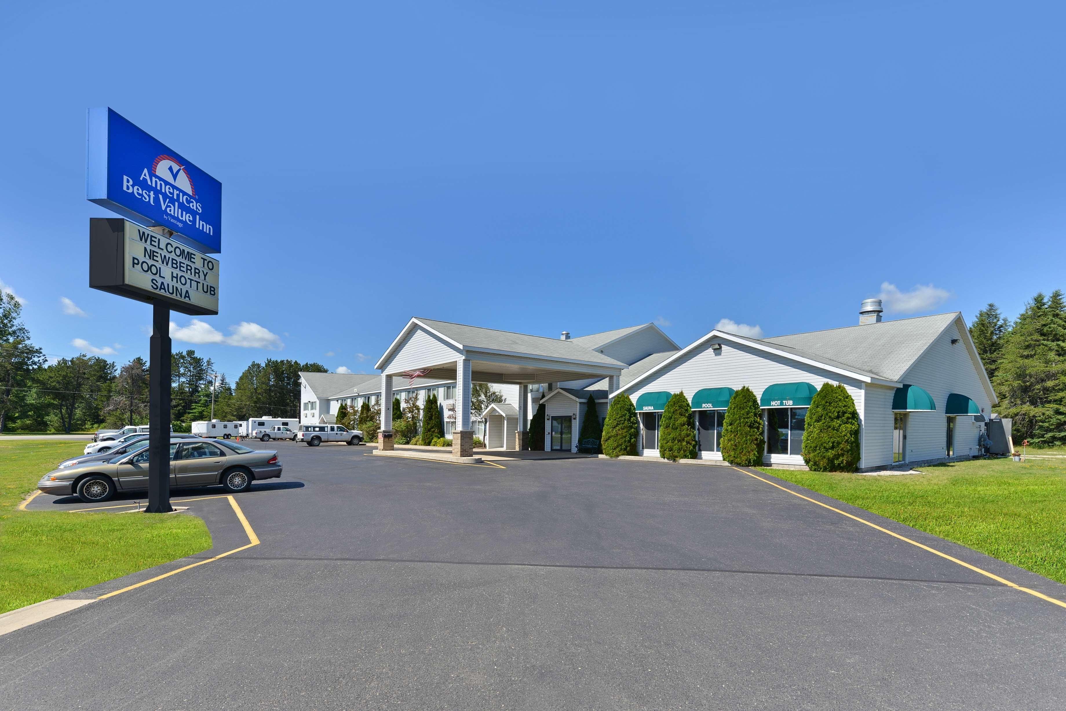 Americas Best Value Inn & Suites - Tahquamenon Country Newberry Екстериор снимка