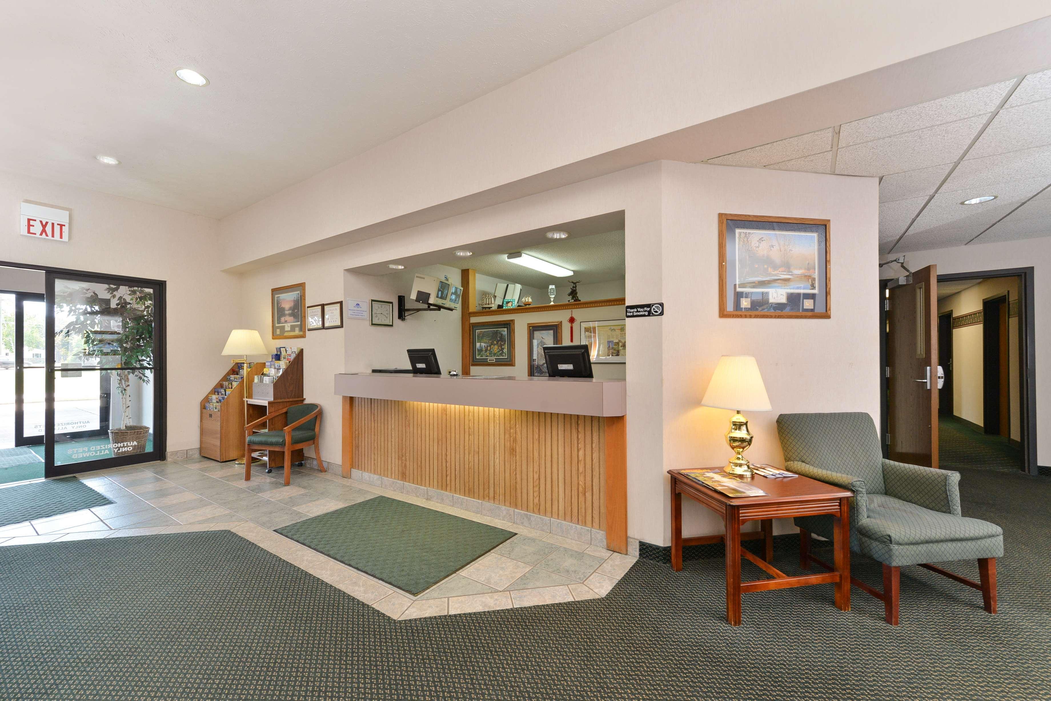 Americas Best Value Inn & Suites - Tahquamenon Country Newberry Екстериор снимка