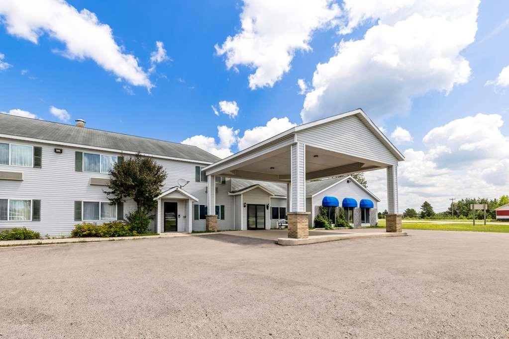 Americas Best Value Inn & Suites - Tahquamenon Country Newberry Екстериор снимка