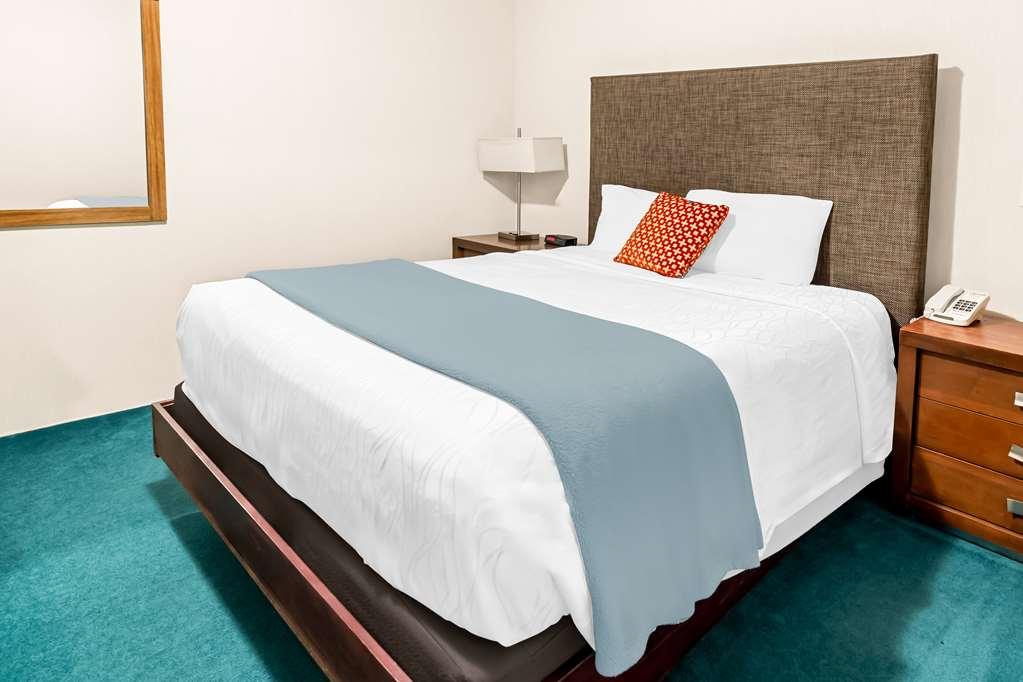 Americas Best Value Inn & Suites - Tahquamenon Country Newberry Стая снимка