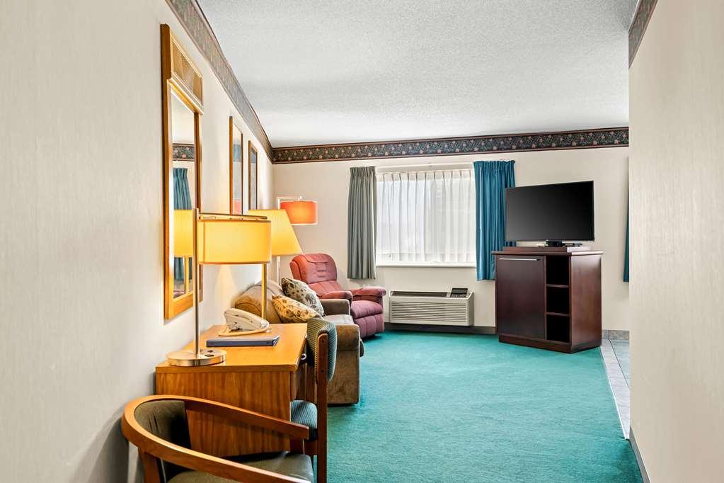 Americas Best Value Inn & Suites - Tahquamenon Country Newberry Стая снимка