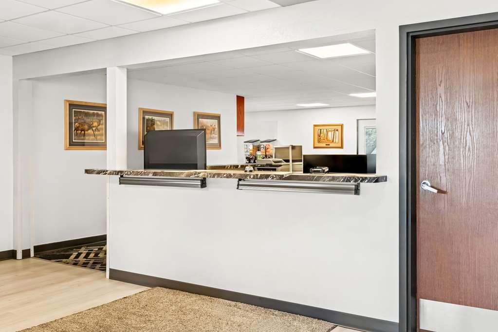 Americas Best Value Inn & Suites - Tahquamenon Country Newberry Интериор снимка
