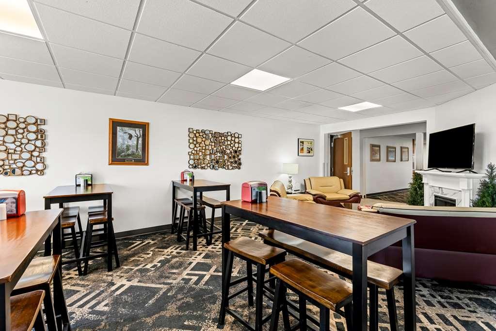Americas Best Value Inn & Suites - Tahquamenon Country Newberry Ресторант снимка
