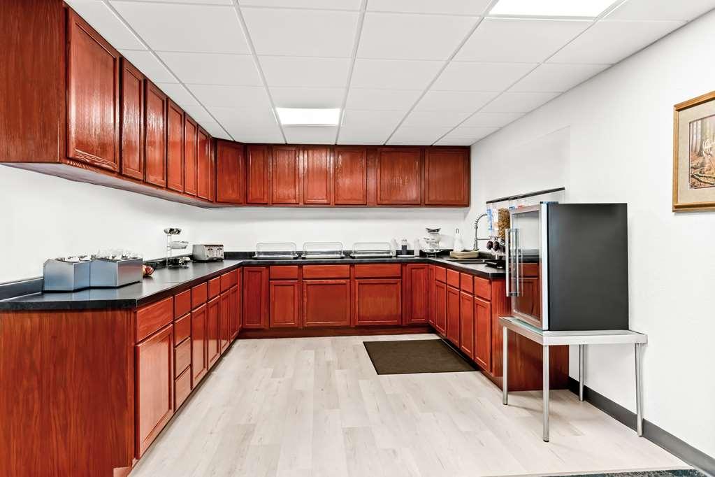 Americas Best Value Inn & Suites - Tahquamenon Country Newberry Ресторант снимка