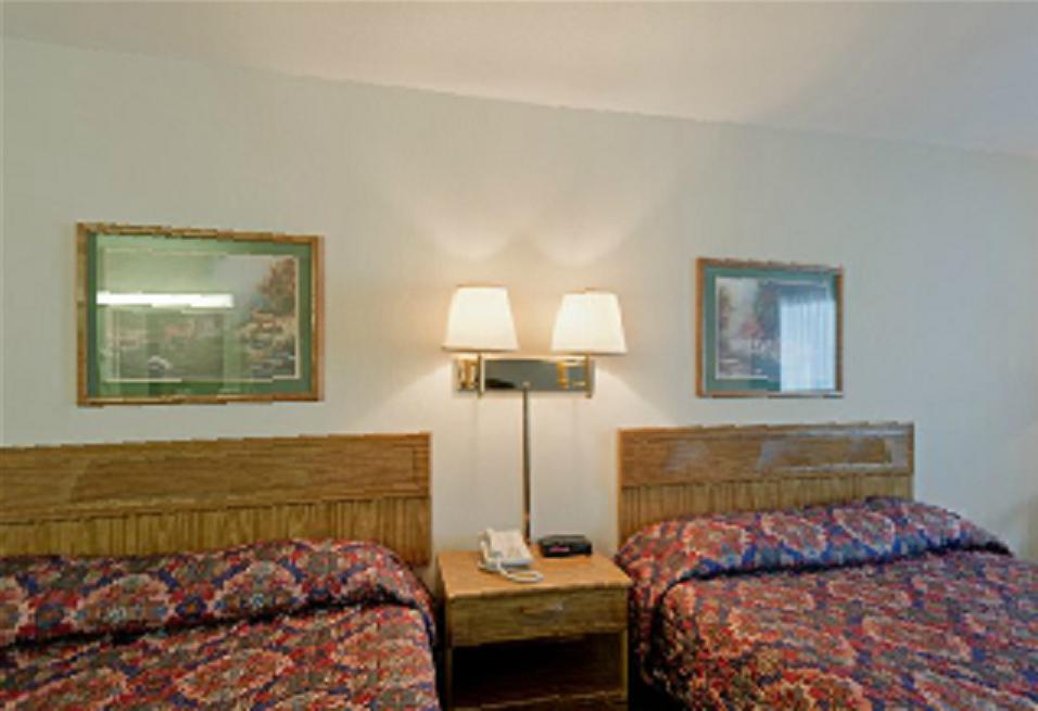 Americas Best Value Inn & Suites - Tahquamenon Country Newberry Стая снимка