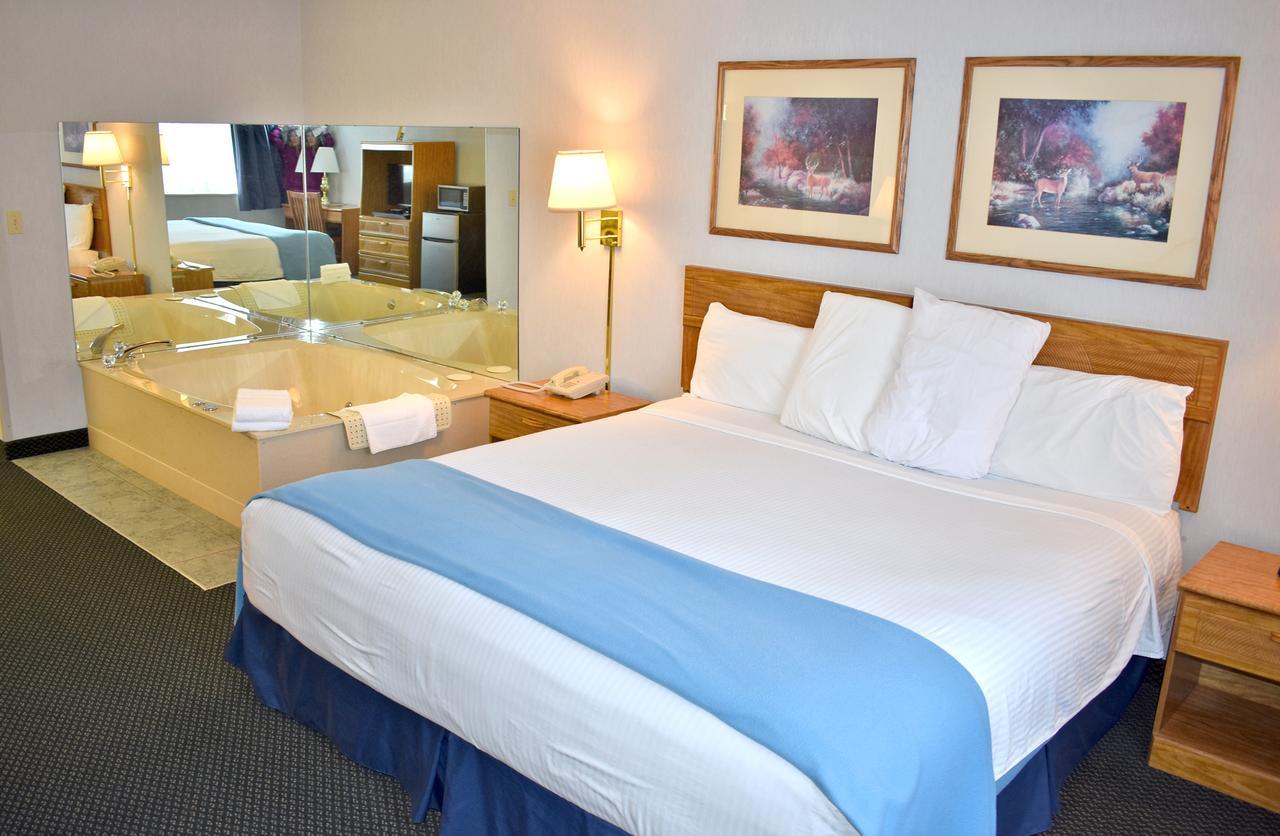 Americas Best Value Inn & Suites - Tahquamenon Country Newberry Екстериор снимка