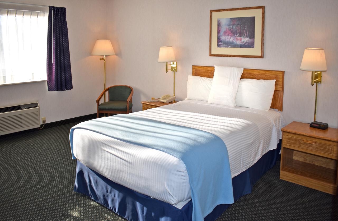 Americas Best Value Inn & Suites - Tahquamenon Country Newberry Екстериор снимка