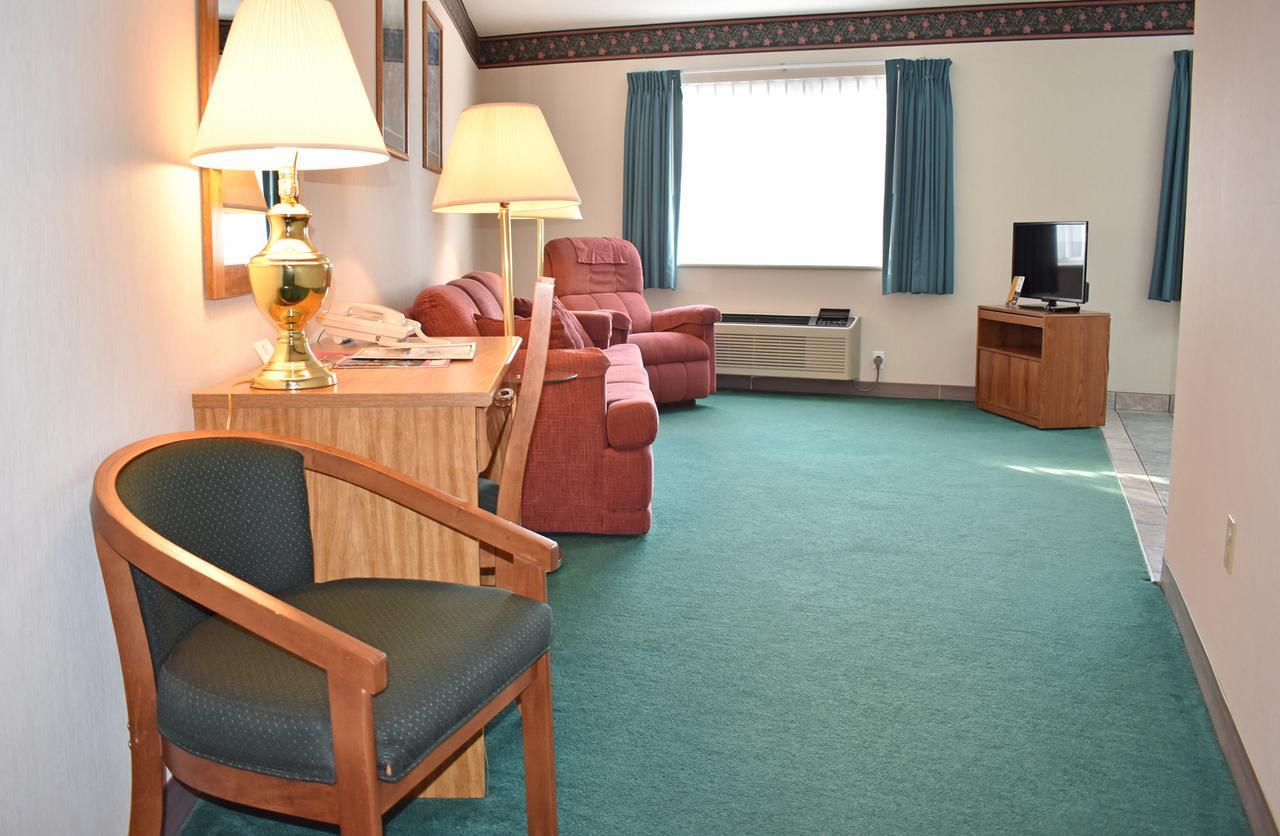 Americas Best Value Inn & Suites - Tahquamenon Country Newberry Екстериор снимка