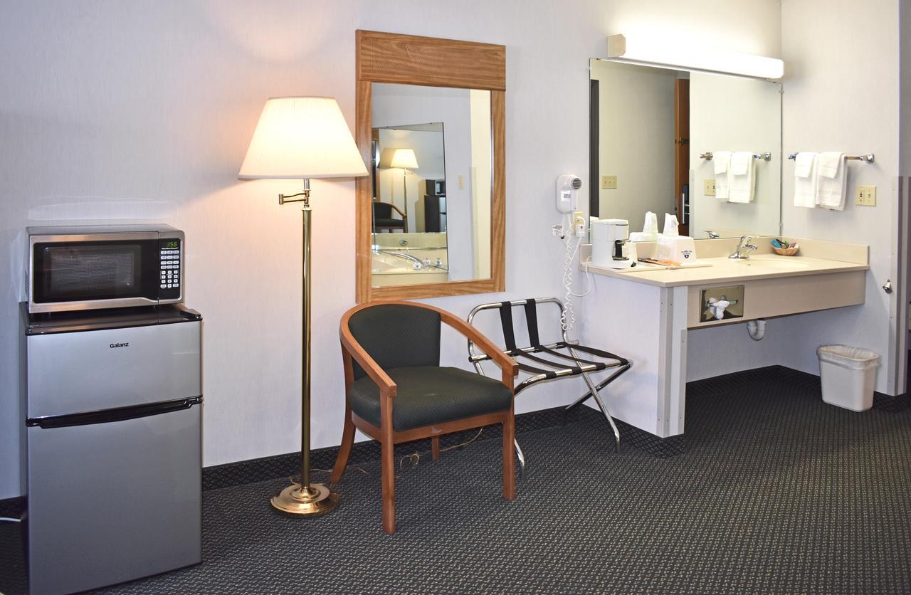 Americas Best Value Inn & Suites - Tahquamenon Country Newberry Екстериор снимка