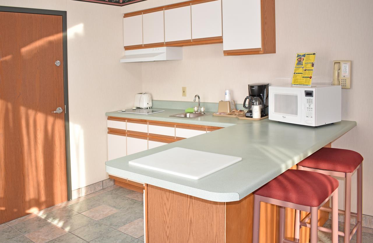 Americas Best Value Inn & Suites - Tahquamenon Country Newberry Екстериор снимка