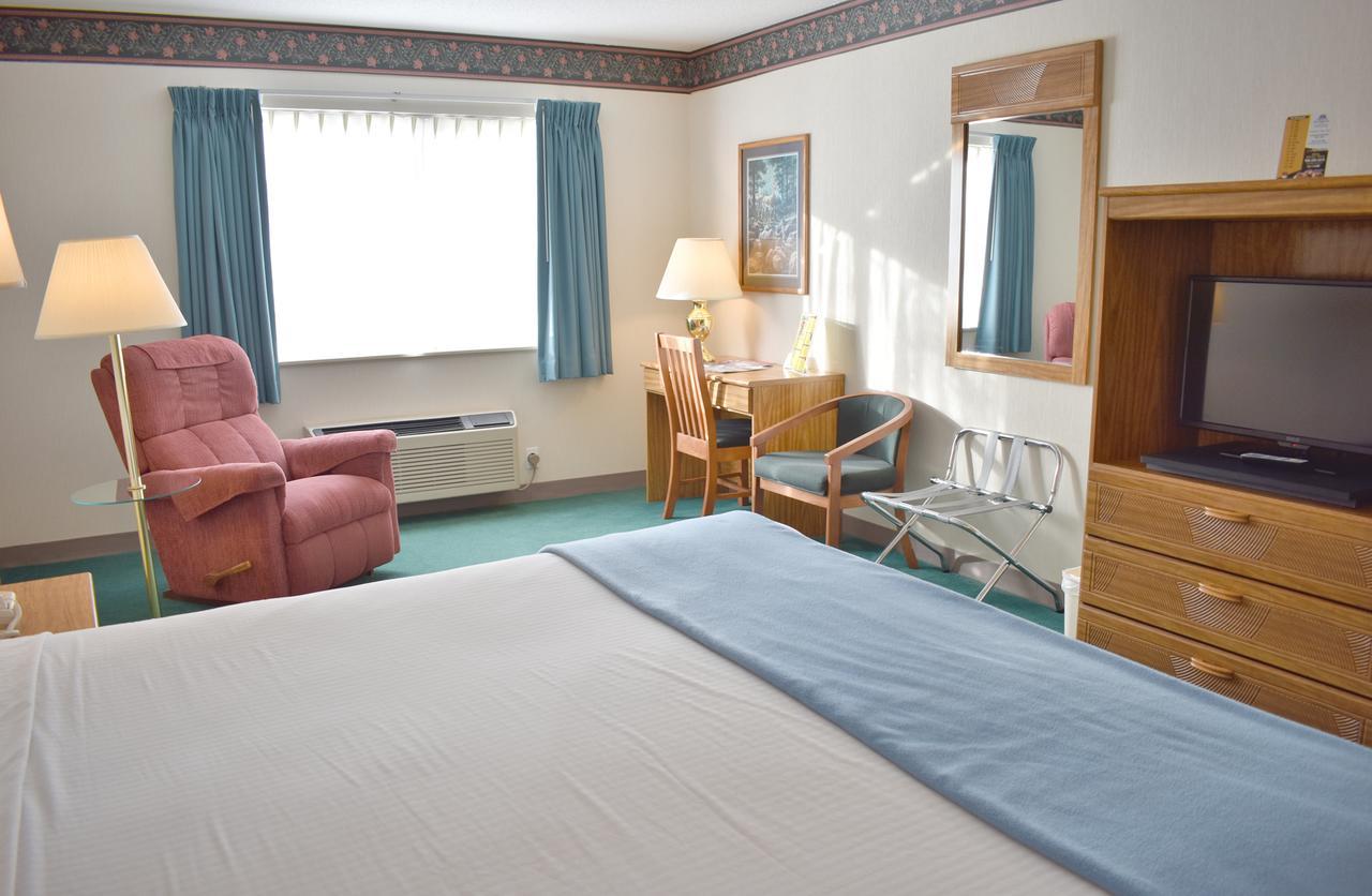 Americas Best Value Inn & Suites - Tahquamenon Country Newberry Екстериор снимка