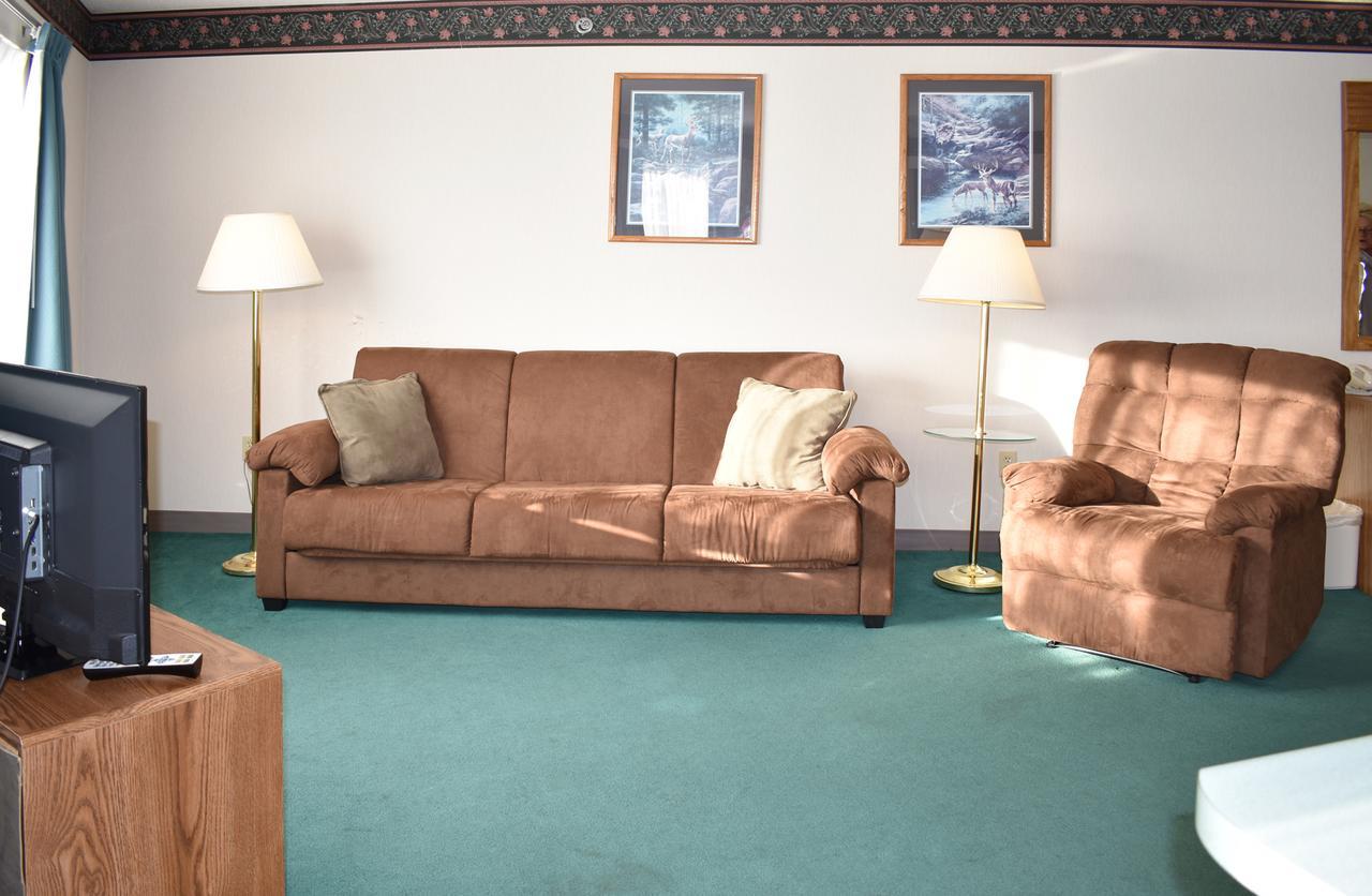Americas Best Value Inn & Suites - Tahquamenon Country Newberry Екстериор снимка