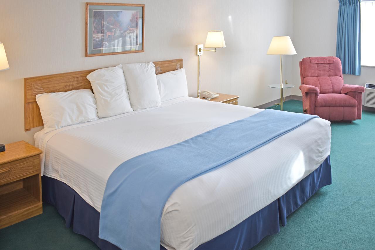 Americas Best Value Inn & Suites - Tahquamenon Country Newberry Екстериор снимка