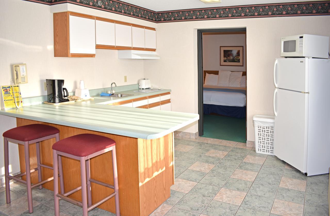 Americas Best Value Inn & Suites - Tahquamenon Country Newberry Екстериор снимка