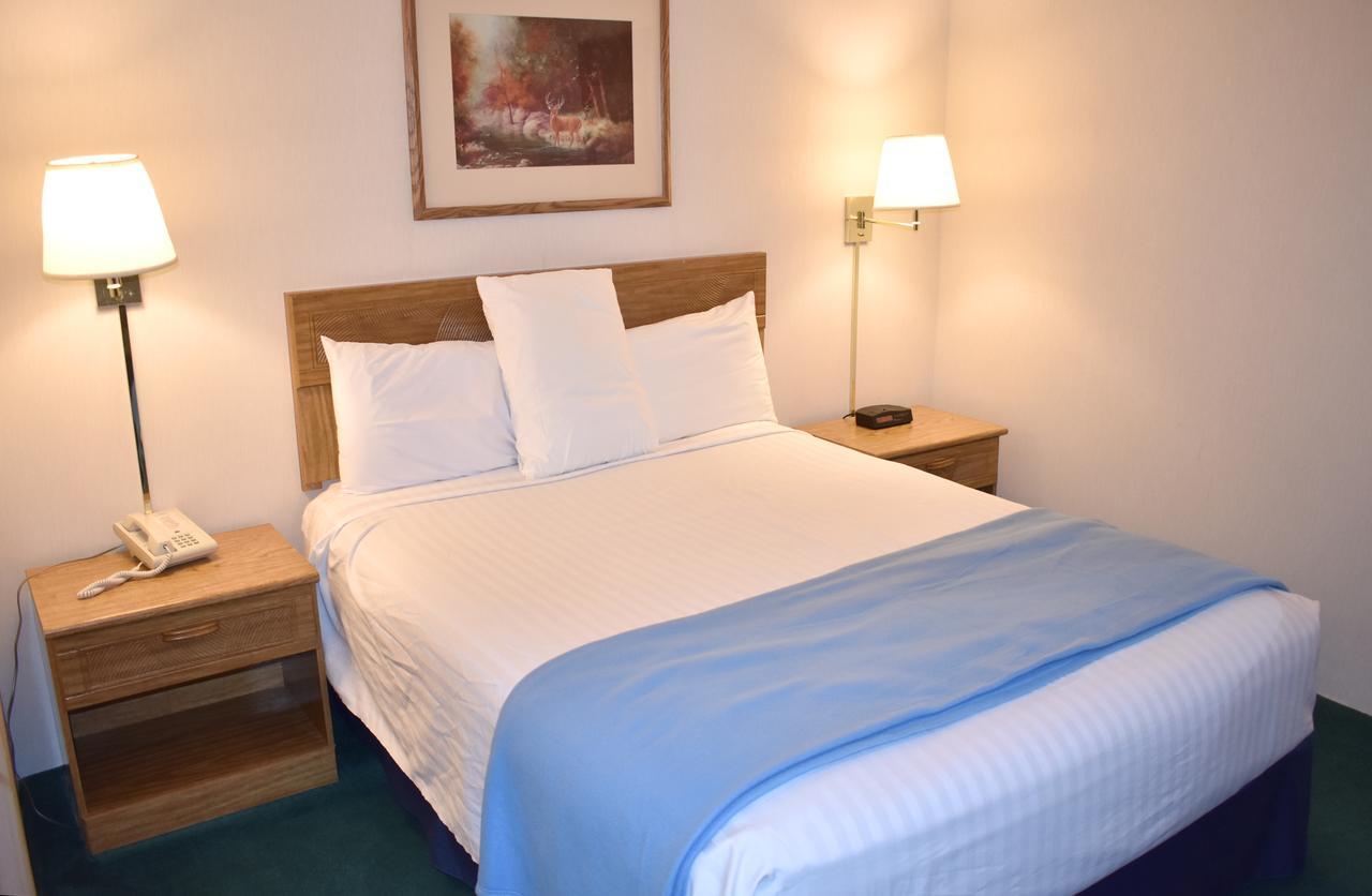 Americas Best Value Inn & Suites - Tahquamenon Country Newberry Екстериор снимка