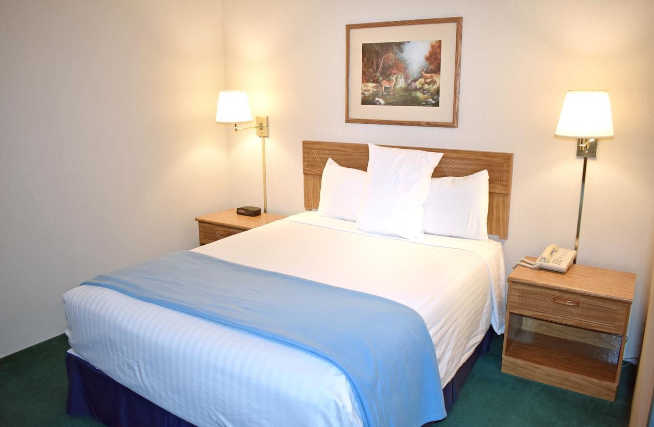 Americas Best Value Inn & Suites - Tahquamenon Country Newberry Екстериор снимка
