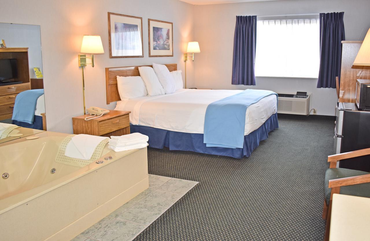 Americas Best Value Inn & Suites - Tahquamenon Country Newberry Екстериор снимка