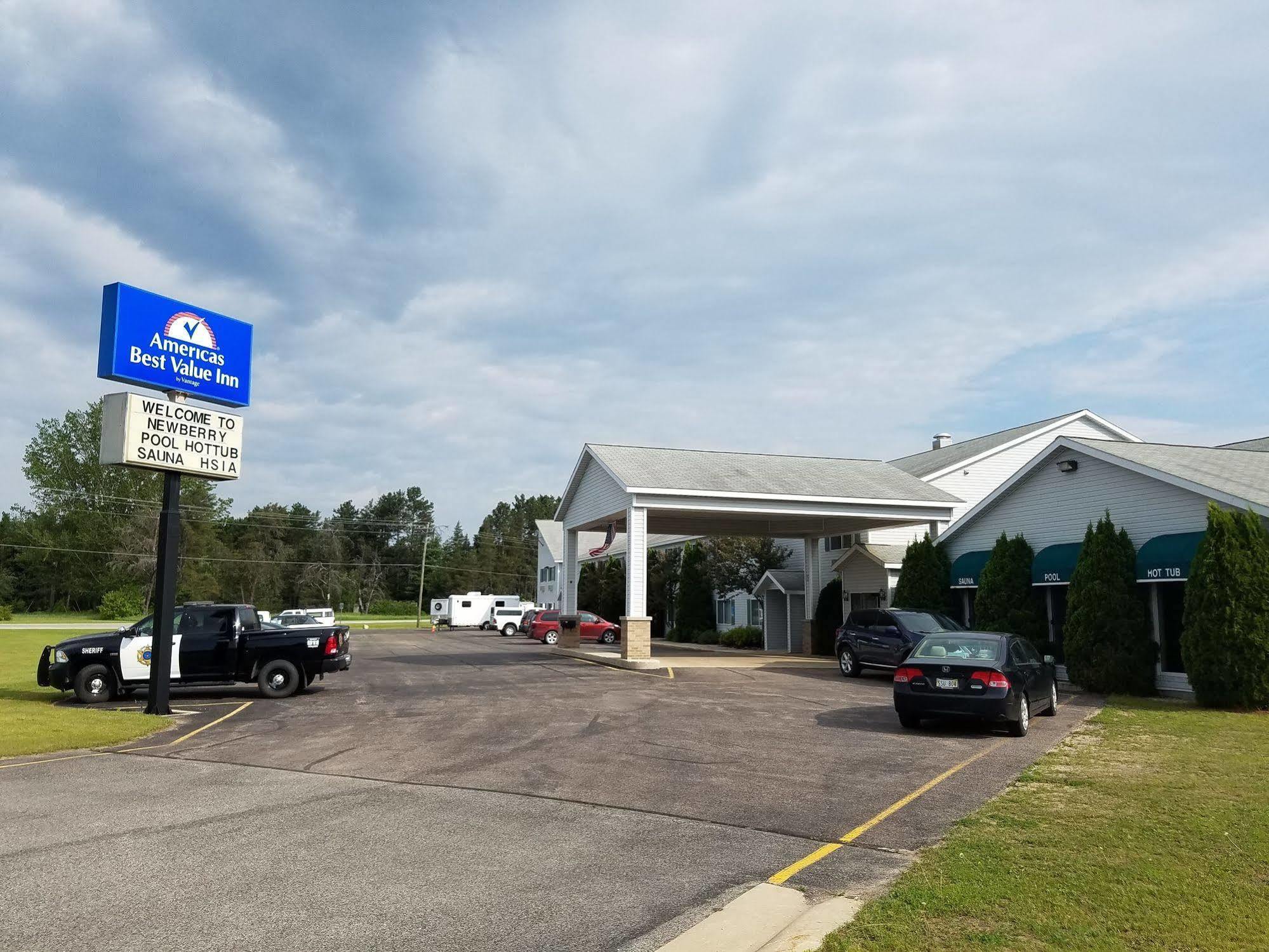 Americas Best Value Inn & Suites - Tahquamenon Country Newberry Екстериор снимка