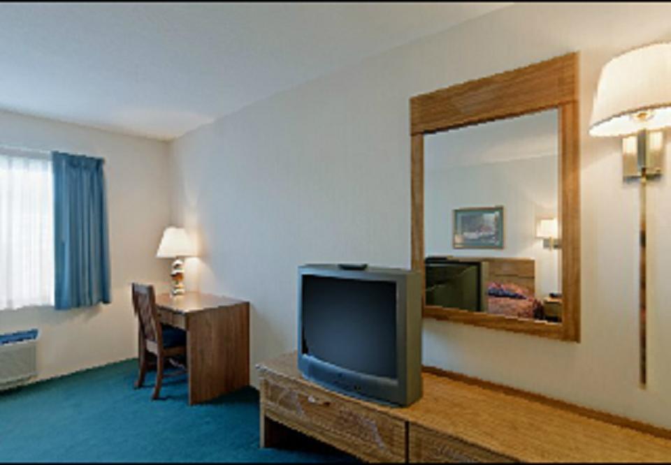 Americas Best Value Inn & Suites - Tahquamenon Country Newberry Екстериор снимка
